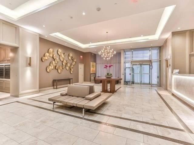 Luxury 2-Bedroom Apartment In Yorkville With The Best City View In Downtown โตรอนโต ภายนอก รูปภาพ