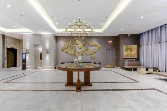 Luxury 2-Bedroom Apartment In Yorkville With The Best City View In Downtown โตรอนโต ภายนอก รูปภาพ